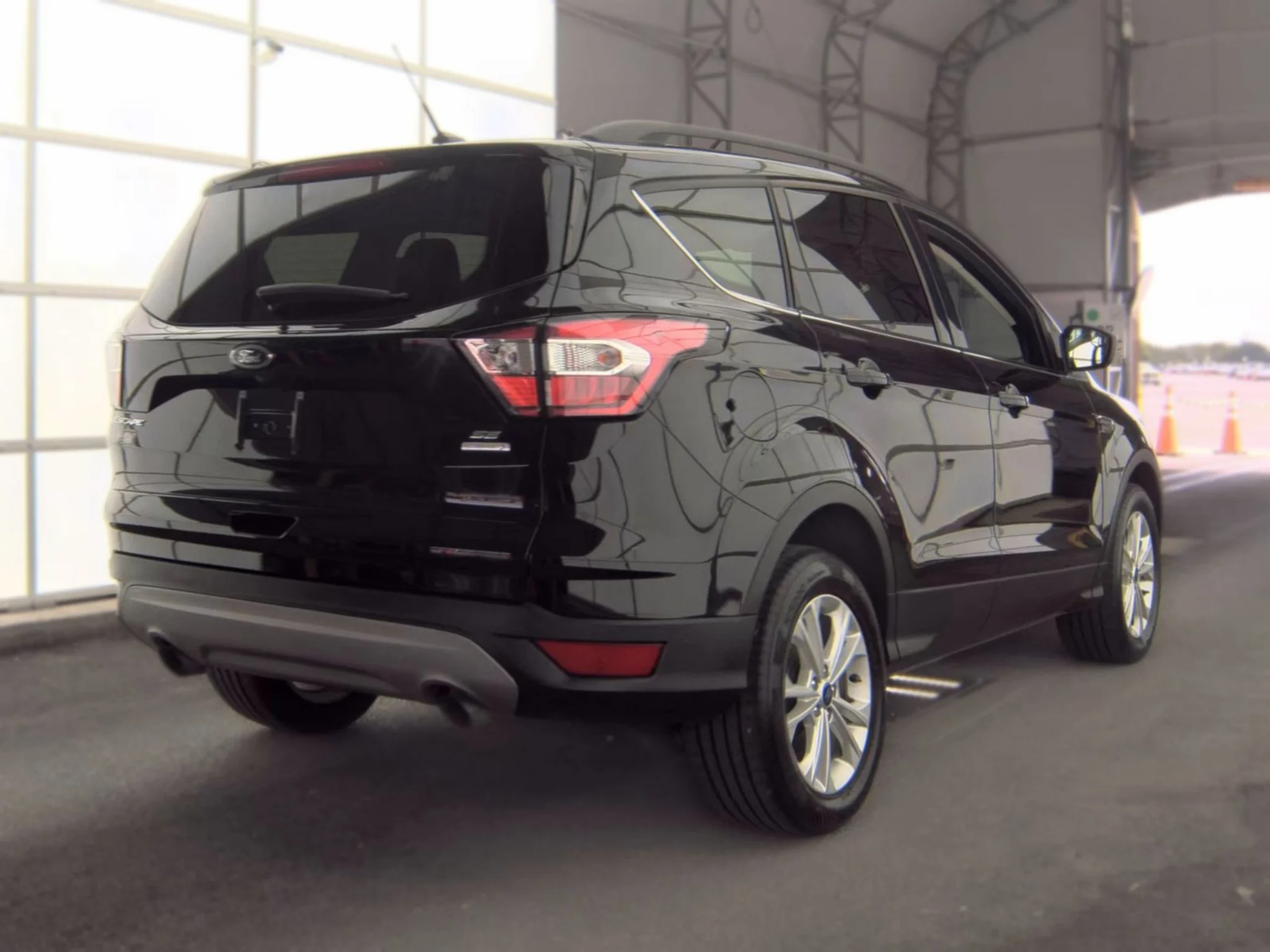 Used 2018 Shadow Black Ford SE image 4