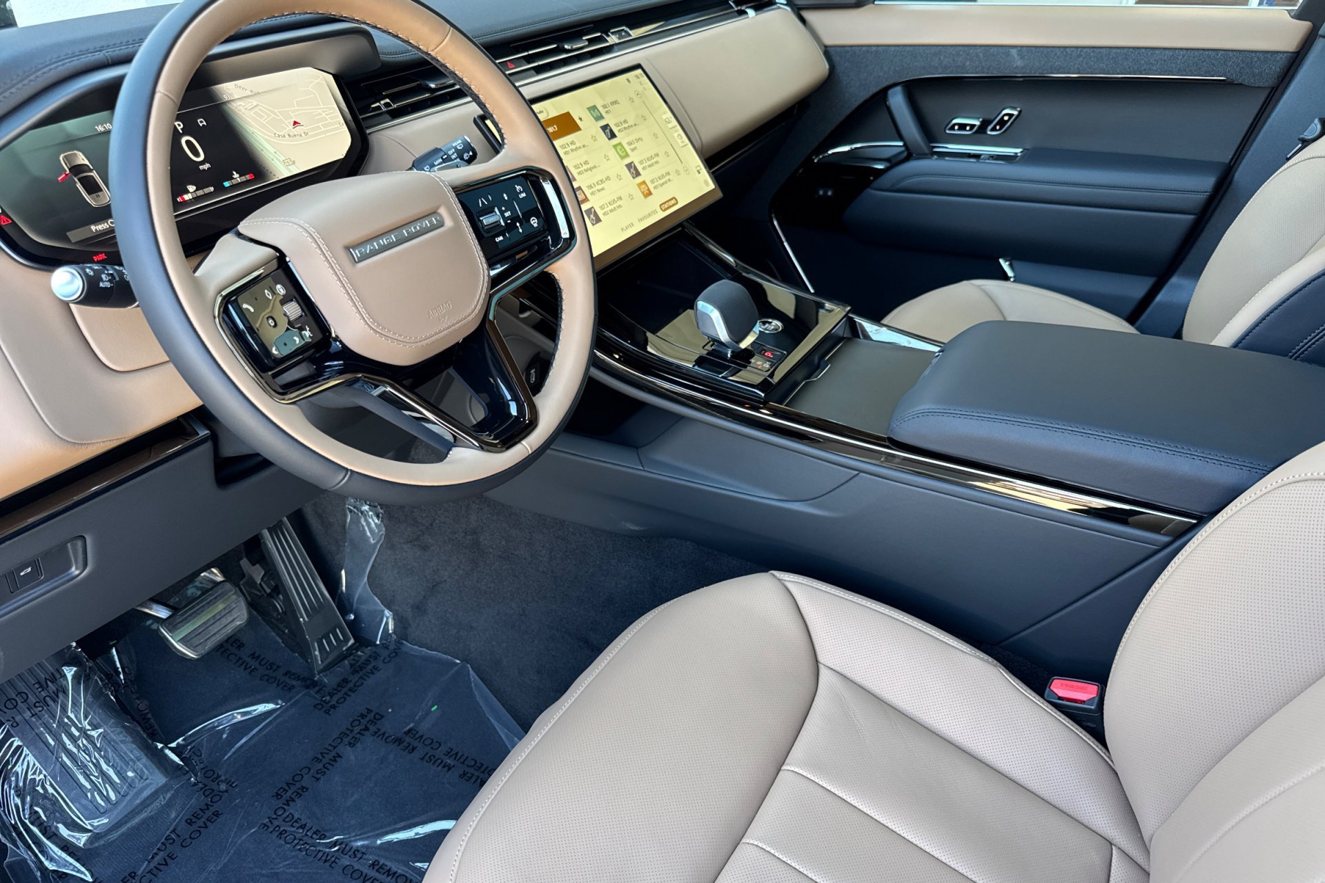 New 2026 Ostuni Pearl White Land Rover Dynamic SE image 13