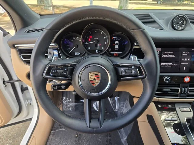 2025 Porsche Macan T - Photo 18