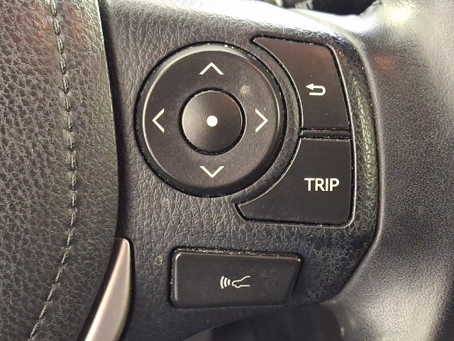 Used 2018 Silver Toyota XLE image 28