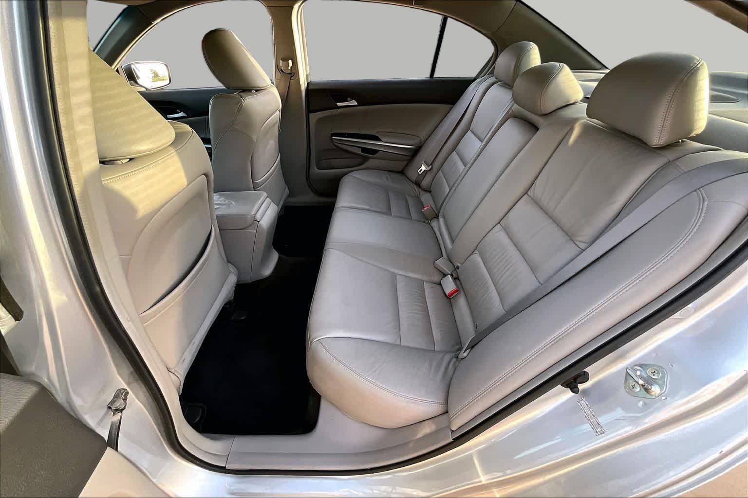 Used 2009 Alabaster Silver Metallic Honda EX-L image 19