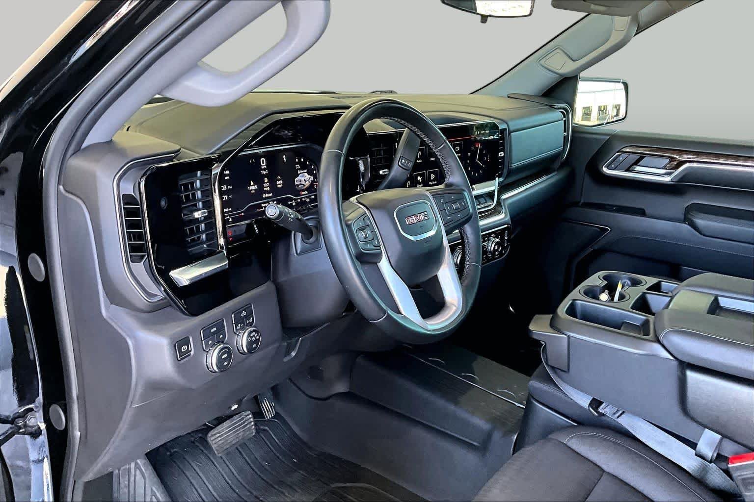 Used 2024 Onyx Black GMC Elevation image 17