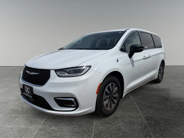 2024 Chrysler Pacifica Hybrid Select PHEV's photo
