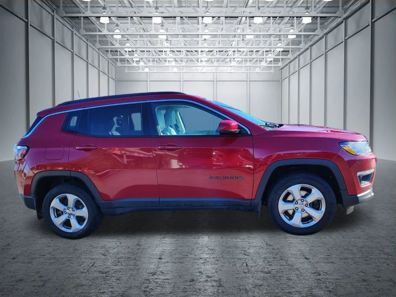 Used 2018 Red Jeep Latitude image 4