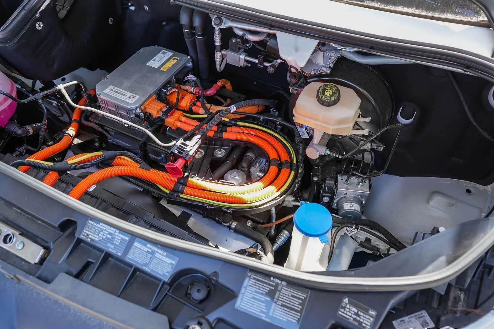 New 2025 Arctic+White Mercedes-Benz Cargo 170WB High Roof 113kW Battery RWD HO Motor image 33