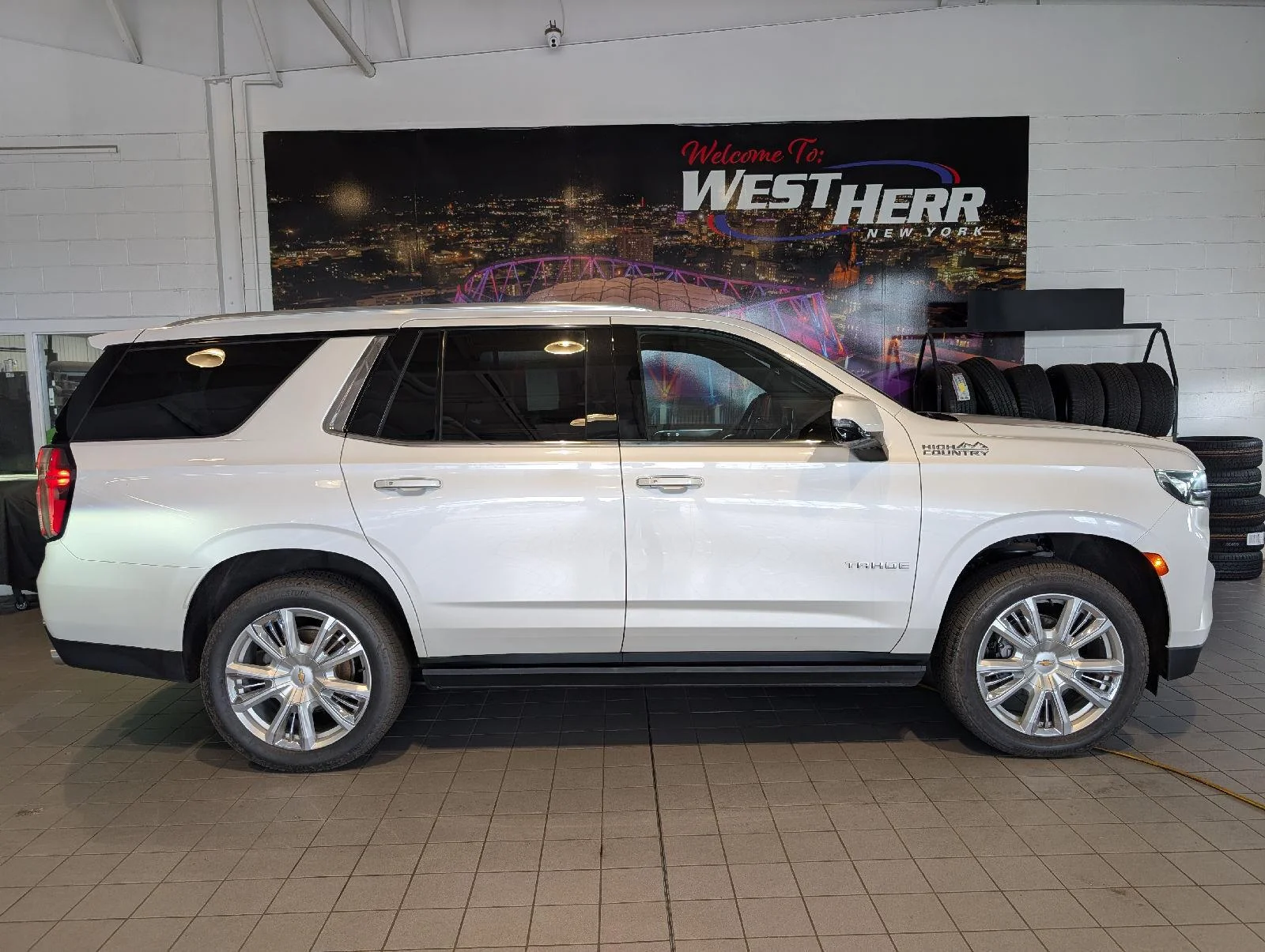 Used 2022 Iridescent Pearl Tricoat Chevrolet High Country image 12