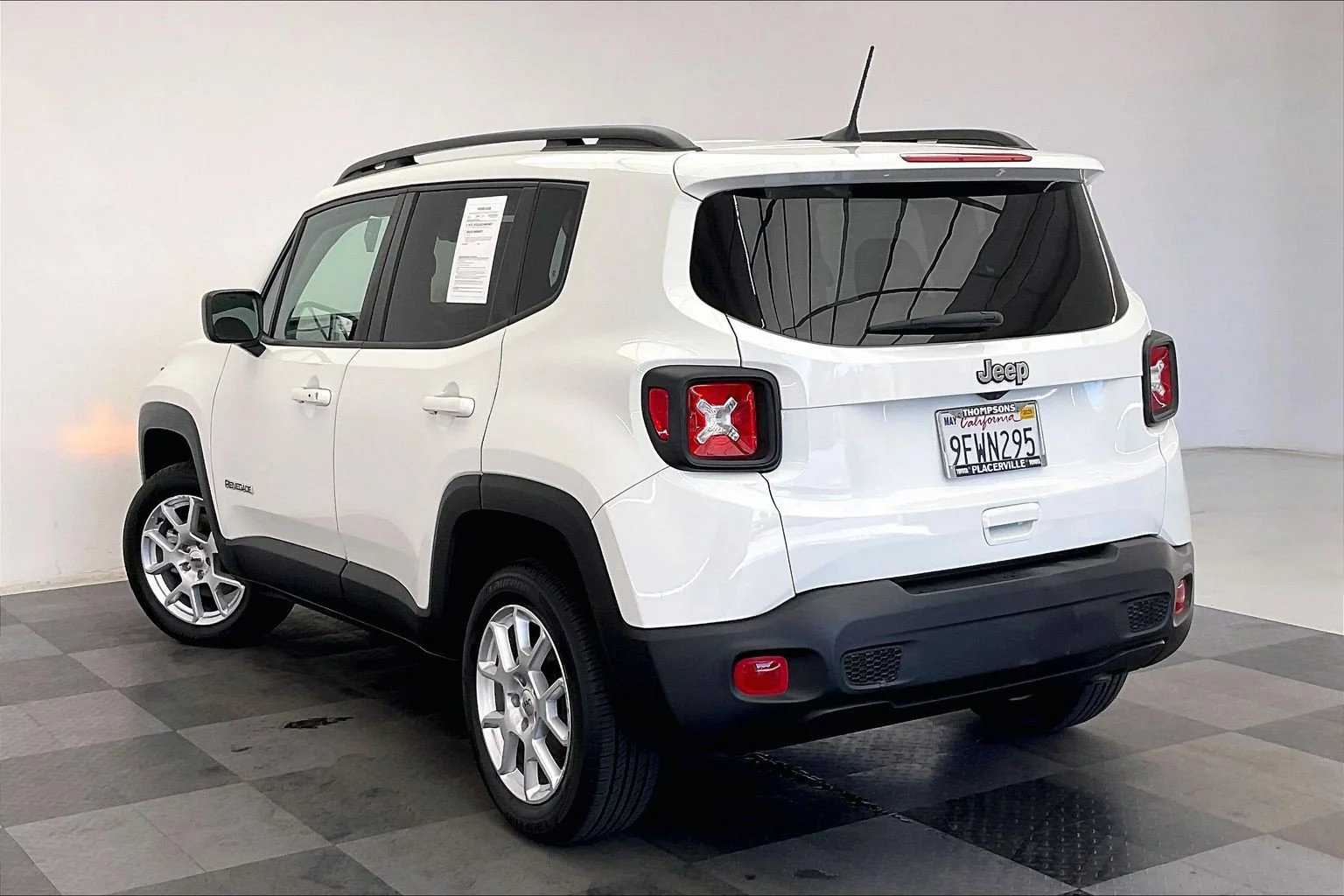 Used 2022 Alpine White Clearcoat Jeep Latitude image 9