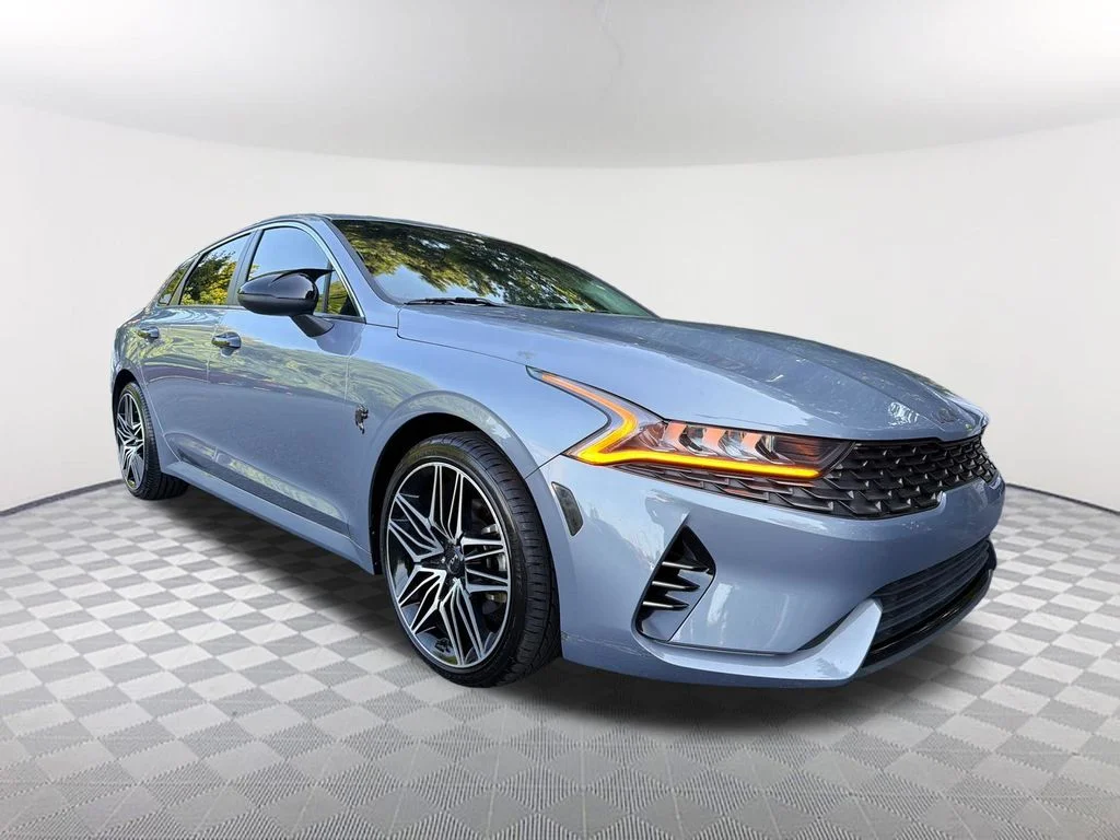 Used 2023 Silver Kia LXS image 3