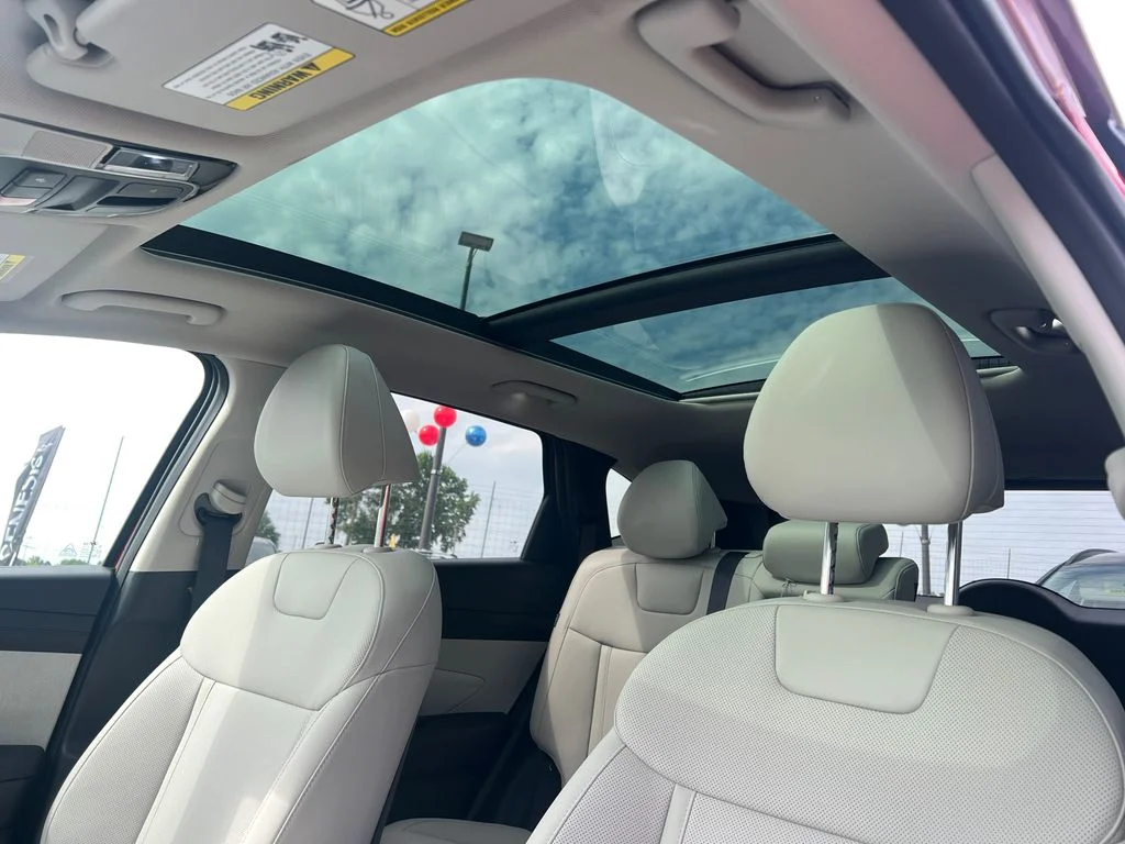 Used 2025 Red Hyundai SEL Convenience image 32