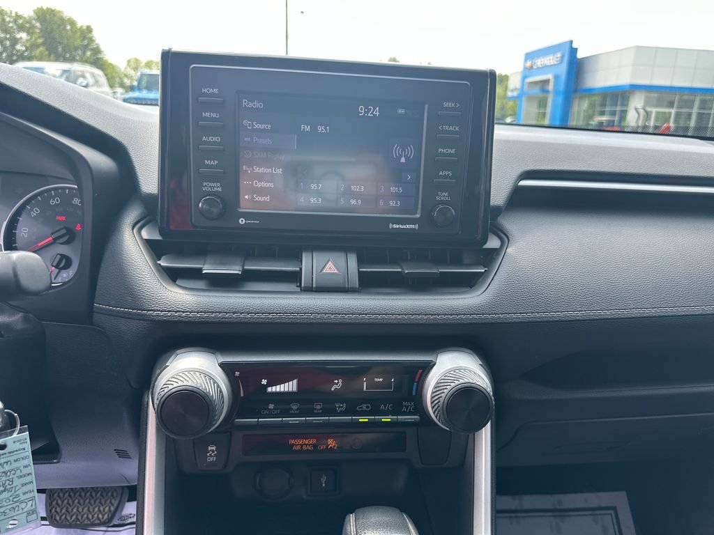 Used 2020 White Toyota LE image 21