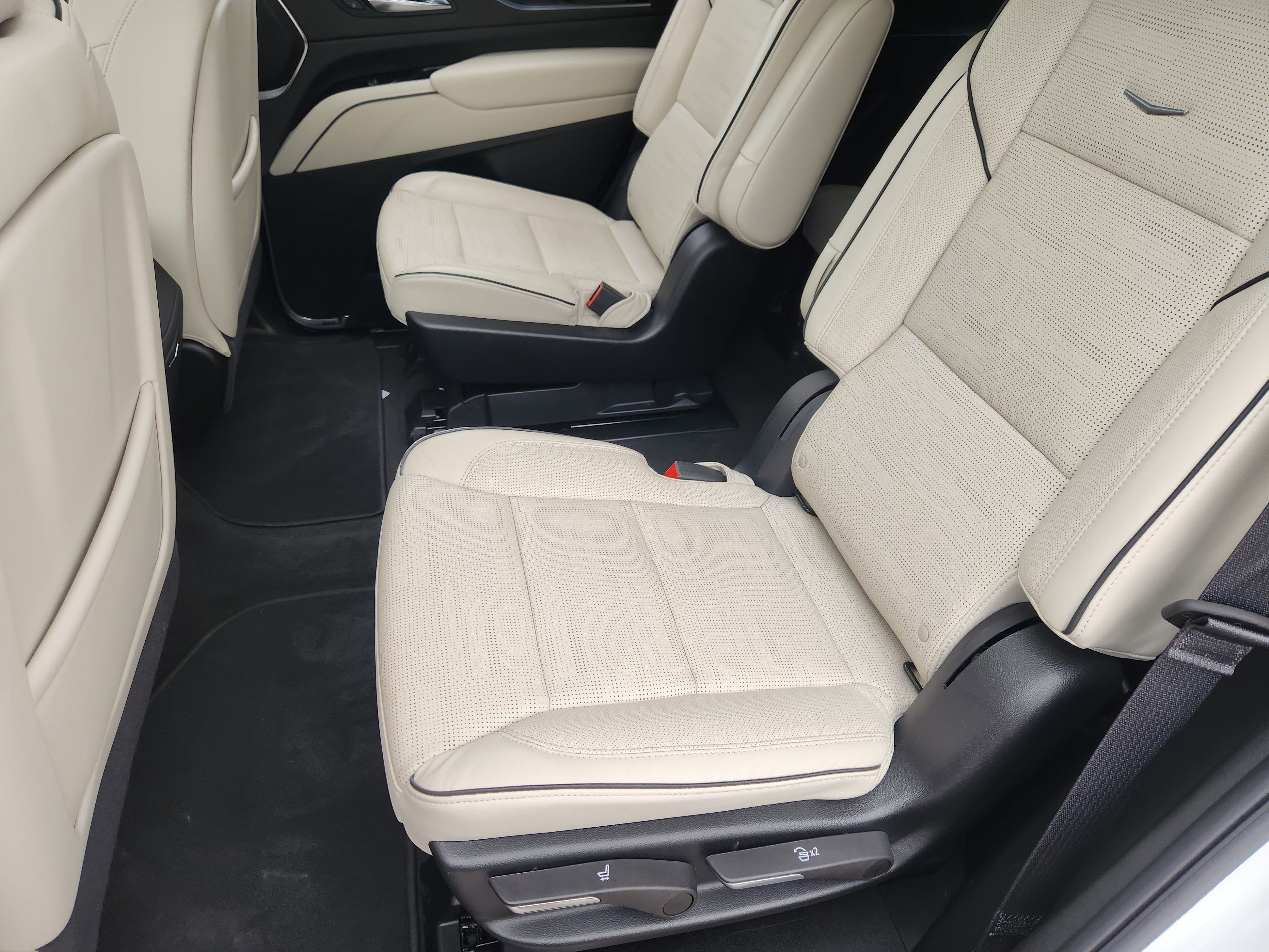 Used 2024 Crystal White Tricoat Cadillac Sport image 31