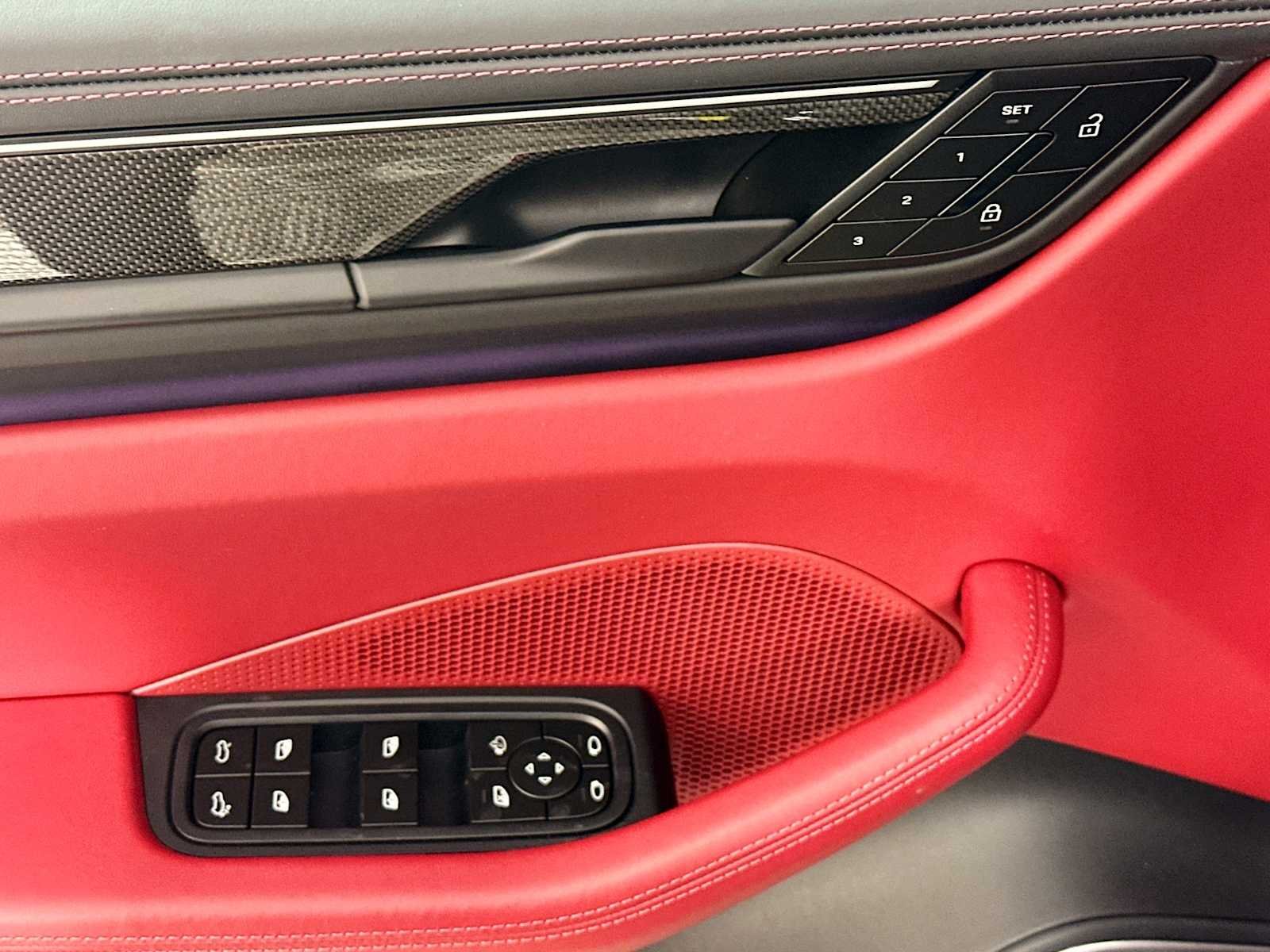 2025 Porsche Macan Turbo Electric - Photo 11
