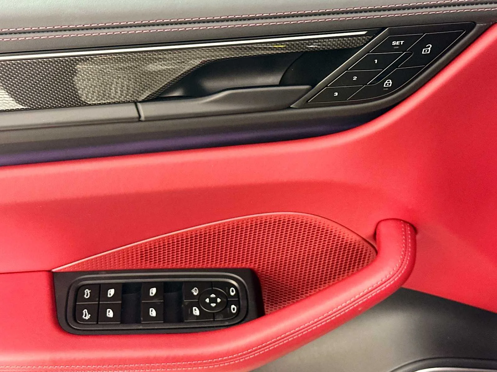 2025 Porsche Macan Turbo Electric - Photo 11