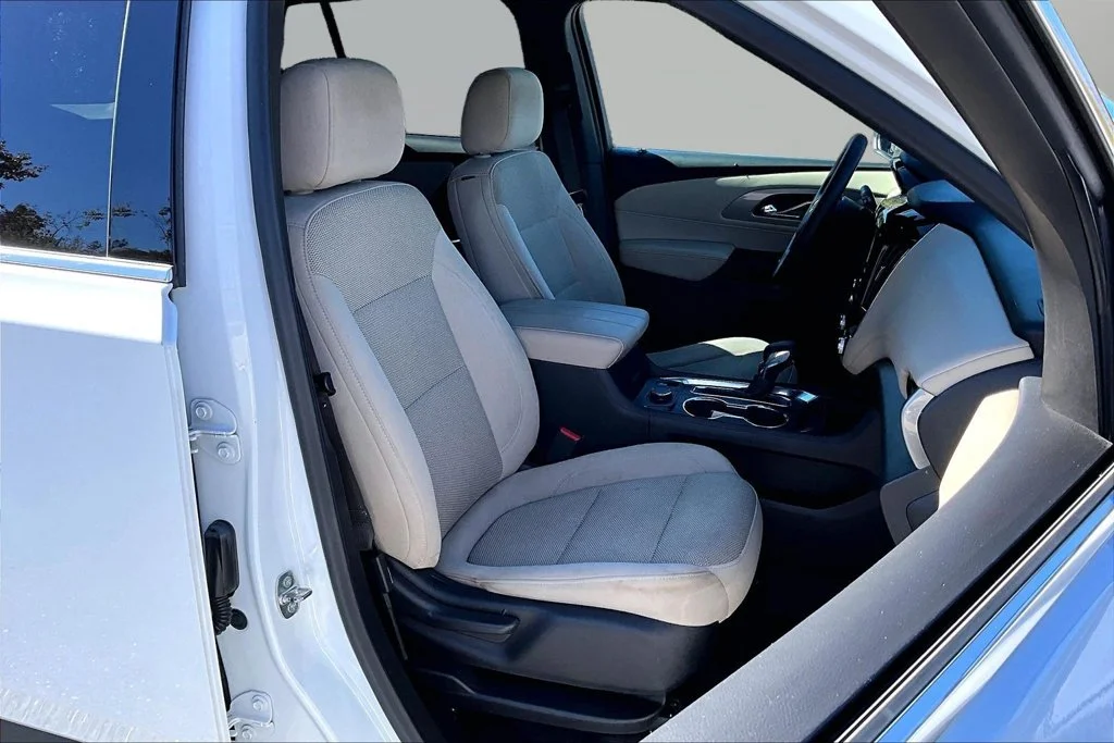 Used 2022 White Chevrolet LS image 33