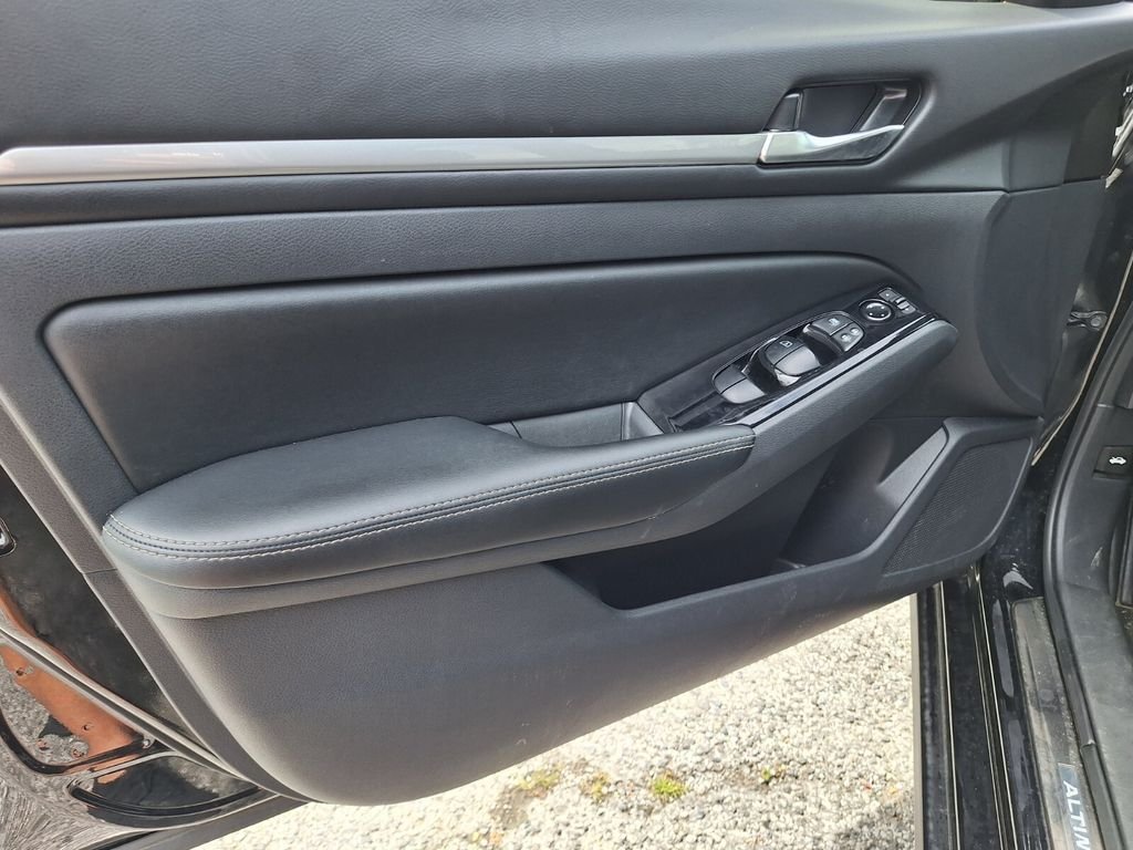 Used 2025 Black Nissan 2.5 SL image 31