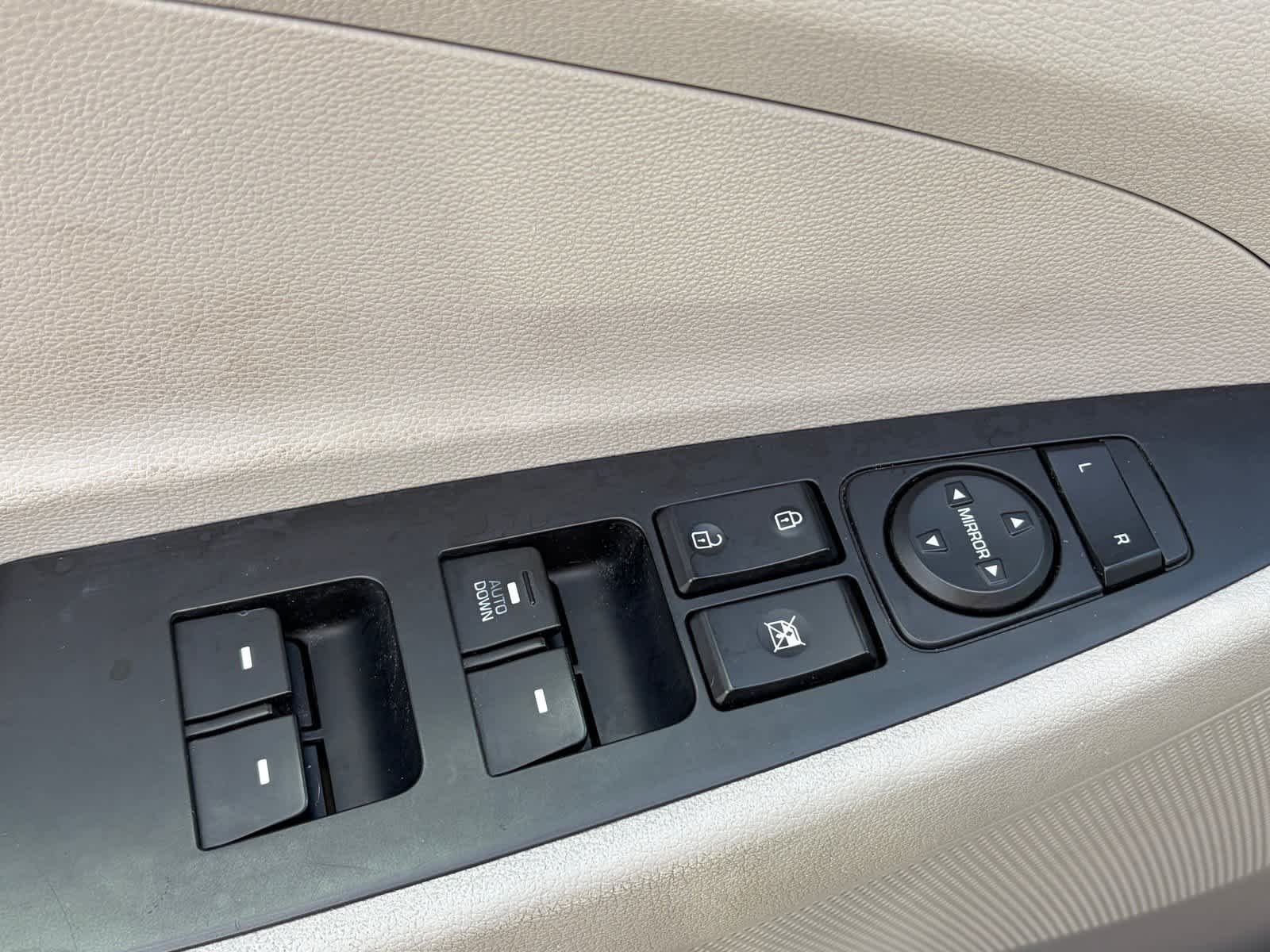 Used 2019 Molten Silver Hyundai SE image 6