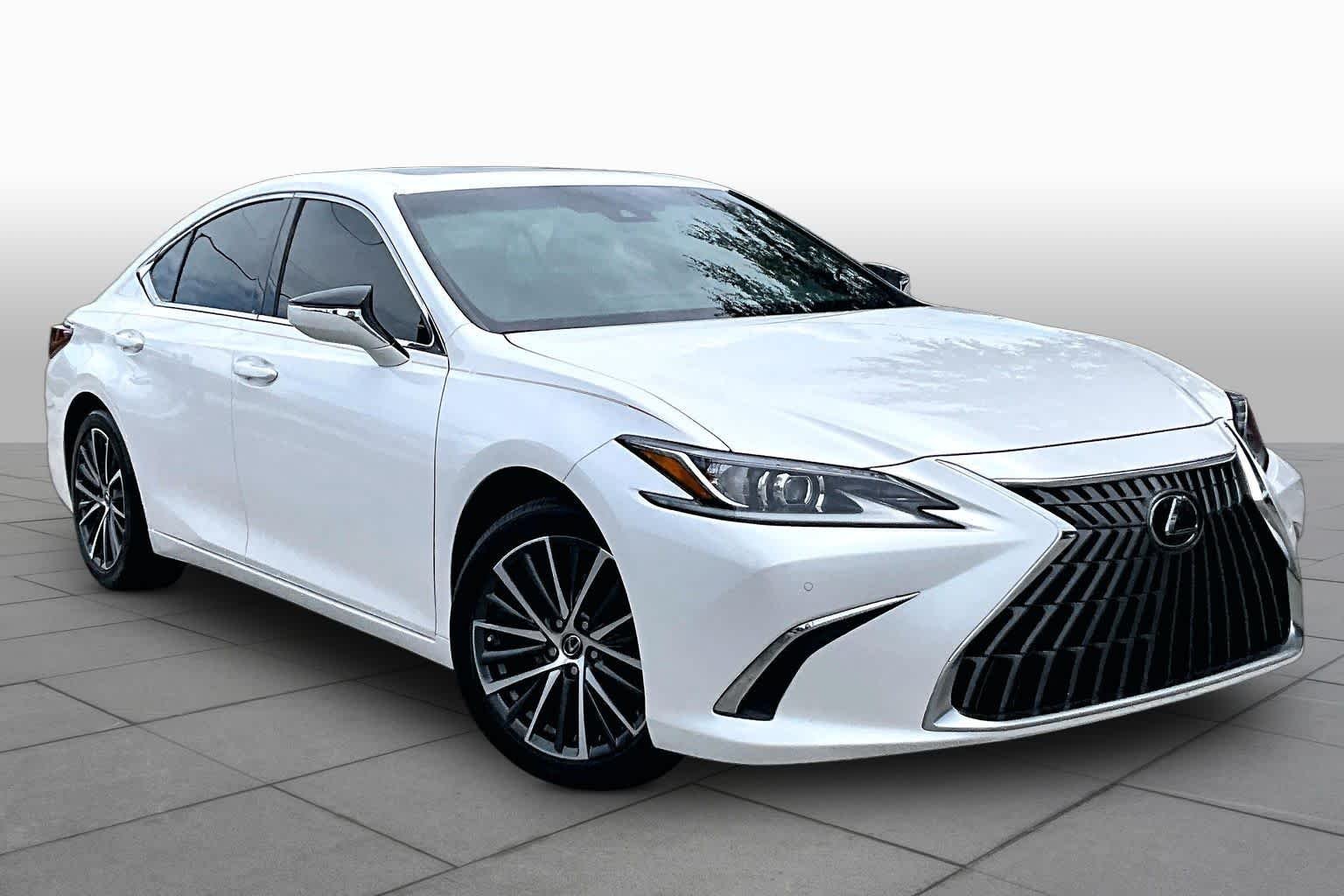 Used 2023 Eminent White Pearl Lexus  image 3