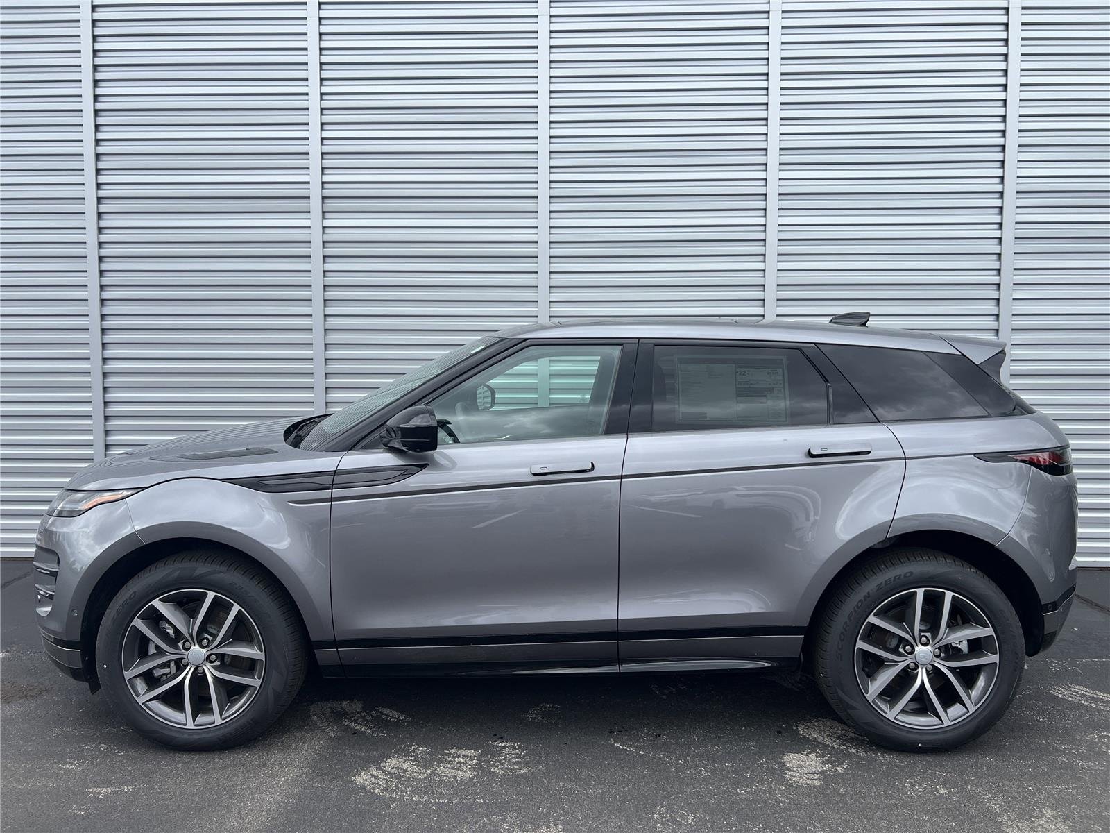 New 2026 Eiger Grey Land Rover Dynamic SE image 2