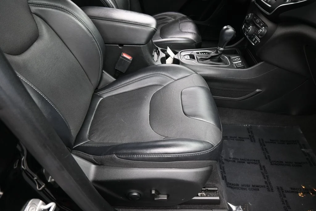 Used 2022 Diamond Black Crystal Pearlcoat Jeep Latitude Lux image 40