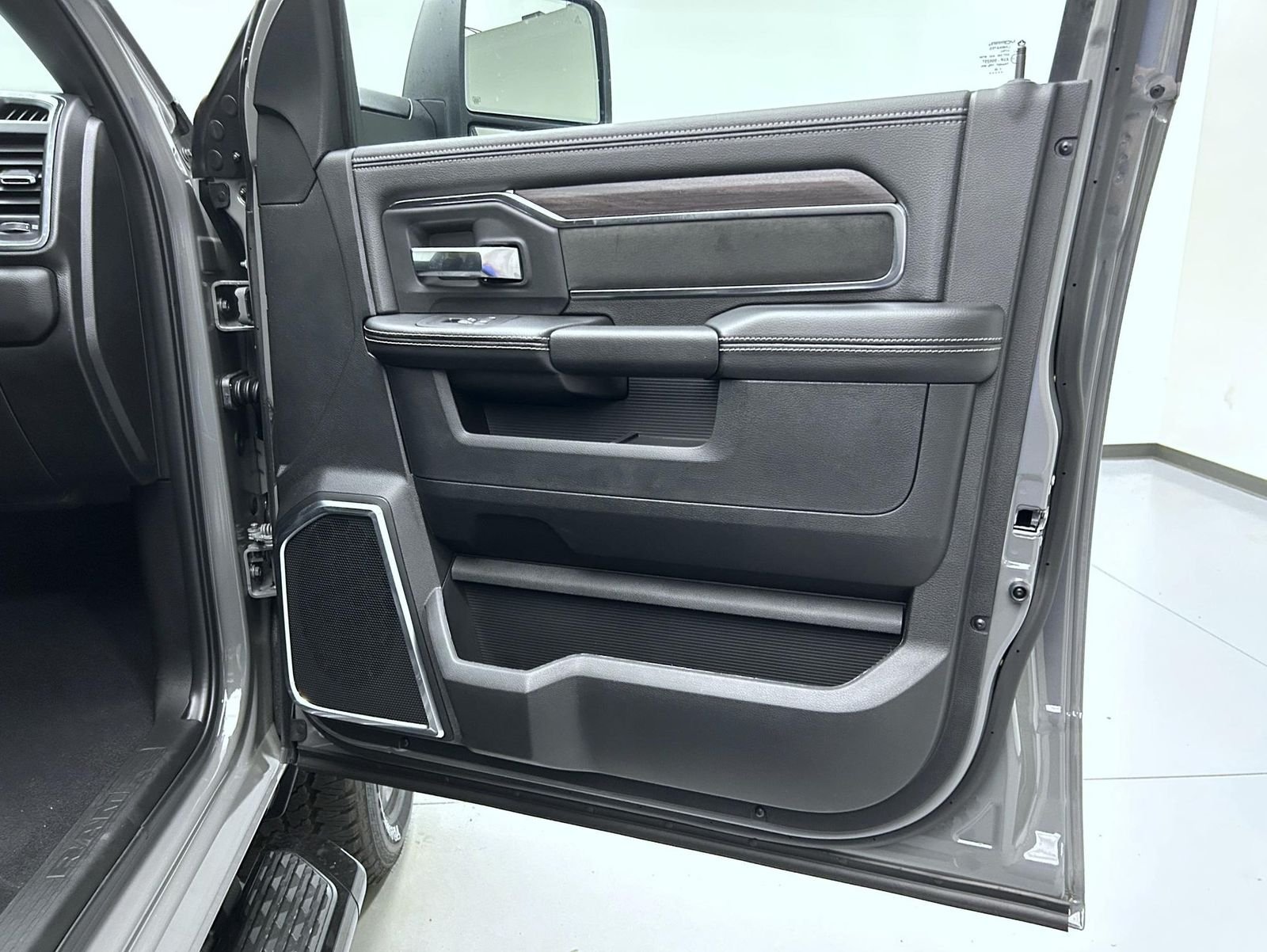 New 2026 Ceramic Gray Clear-Coat Exterior Paint RAM Laramie image 16