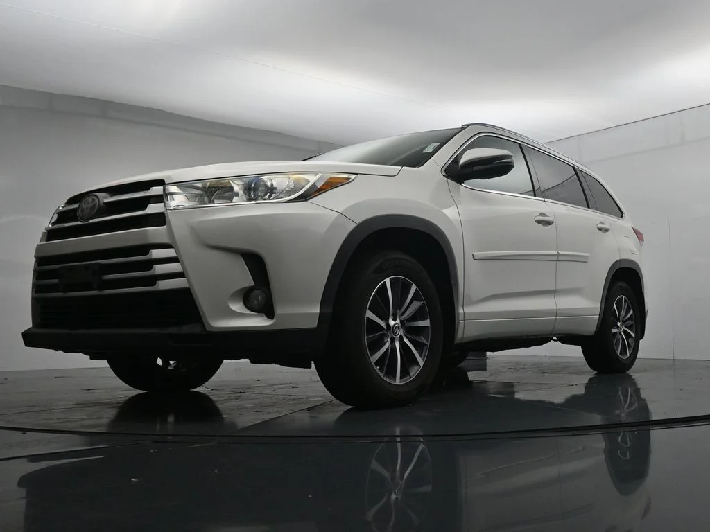 Used 2018 White Toyota XLE image 34