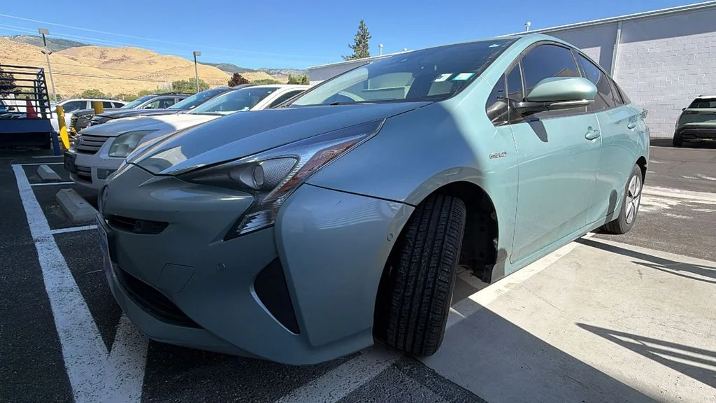 Used 2018 Pearl Toyota Two image 4