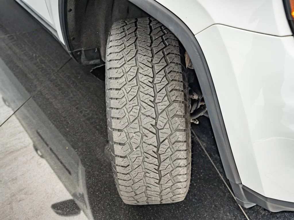 Used 2019 Bright White Clearcoat Jeep Trailhawk image 44