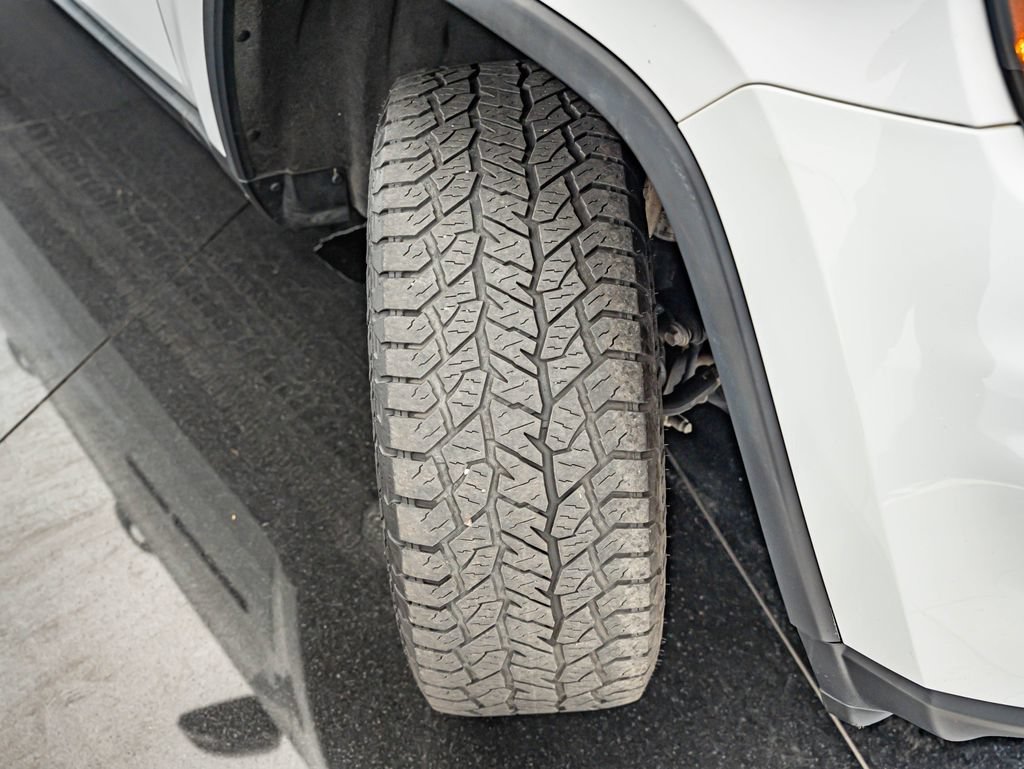 Used 2019 Bright White Clearcoat Jeep Trailhawk image 44