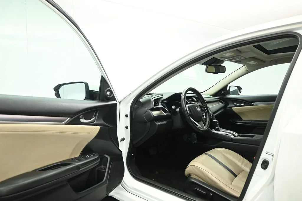 Used 2016 White Honda Touring image 7