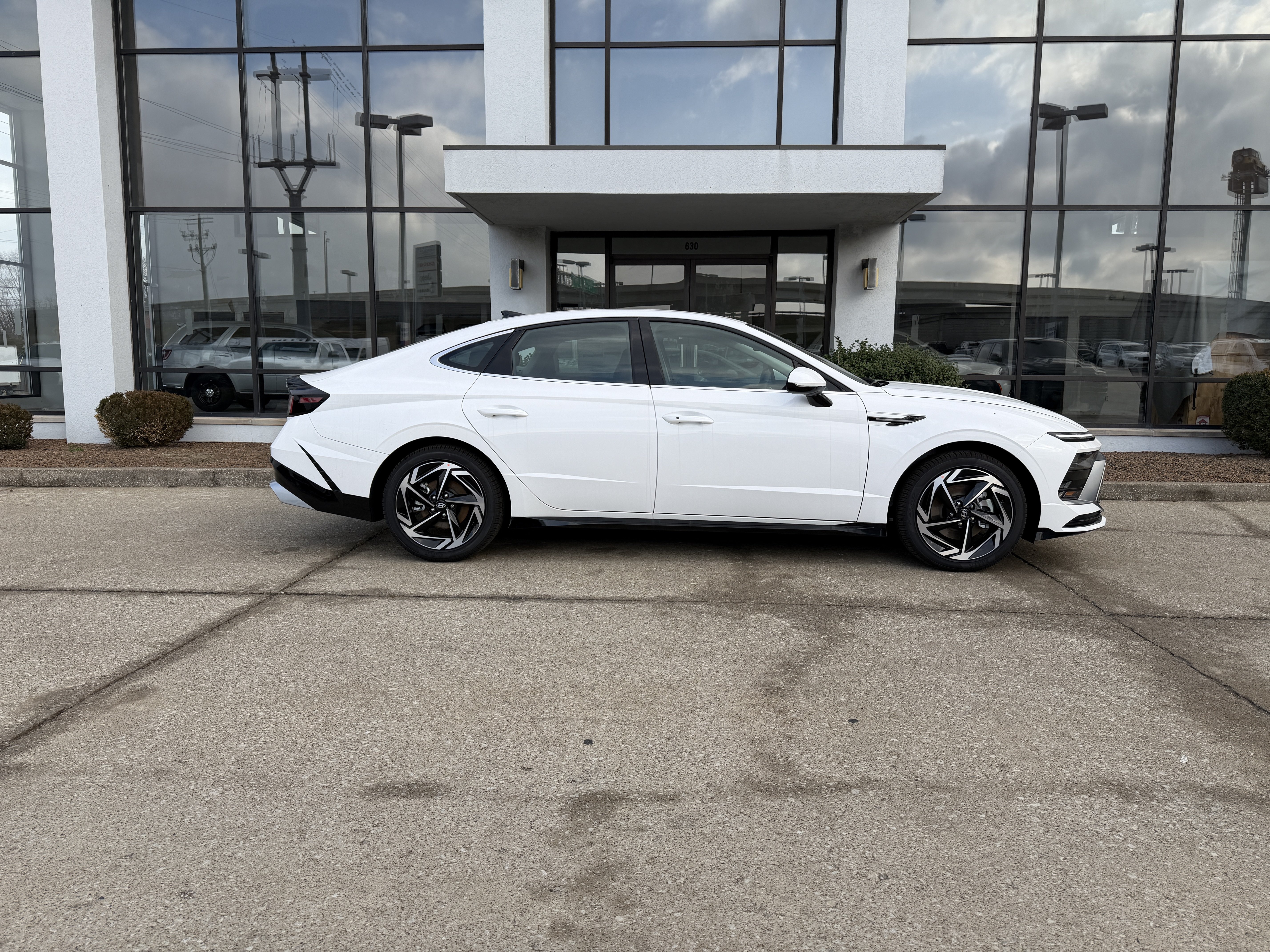 Used 2026 White Hyundai SEL Sport image 3