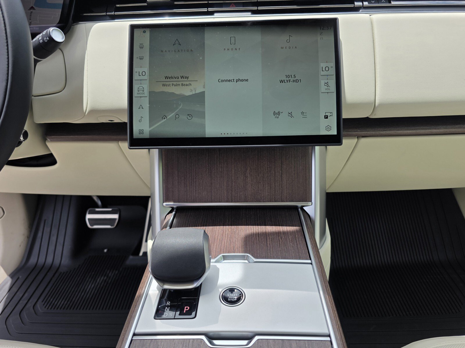 New 2026 Charente Grey LAND ROVER SE image 16