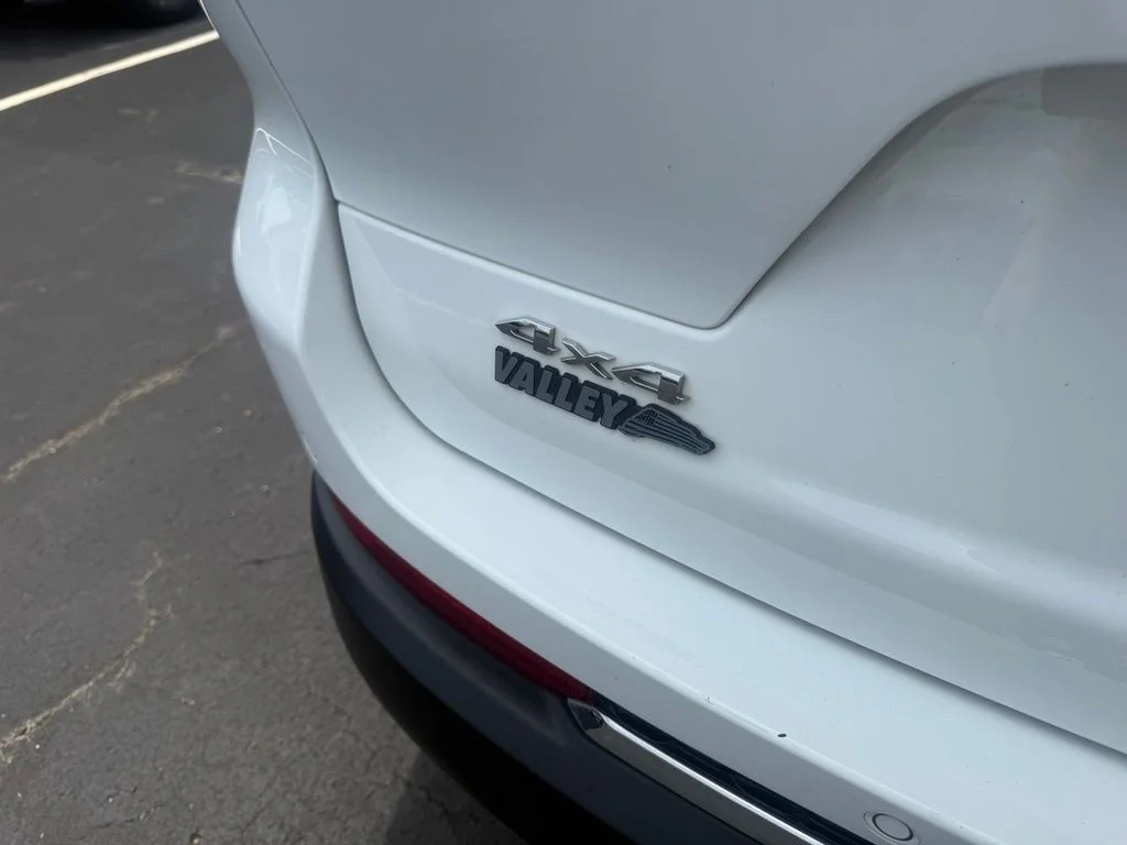 Used 2023 White/off-white Jeep Limited image 44
