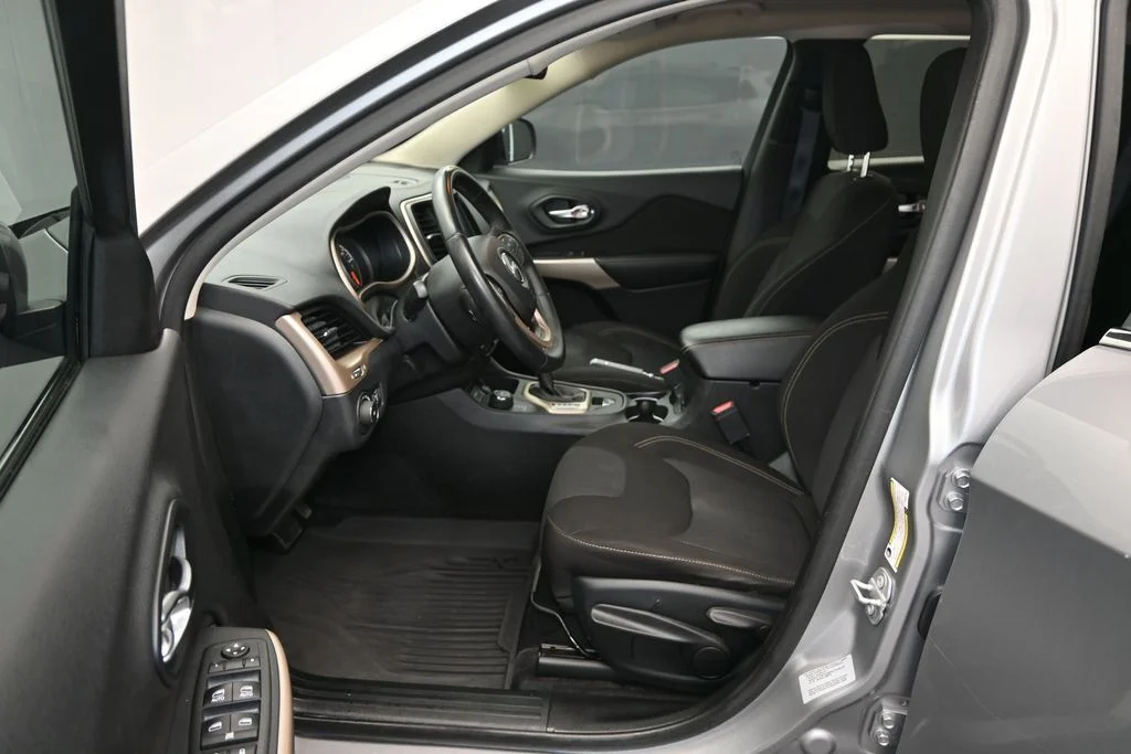 Used 2017 Billet Silver Metallic Clearcoat Jeep Latitude image 12