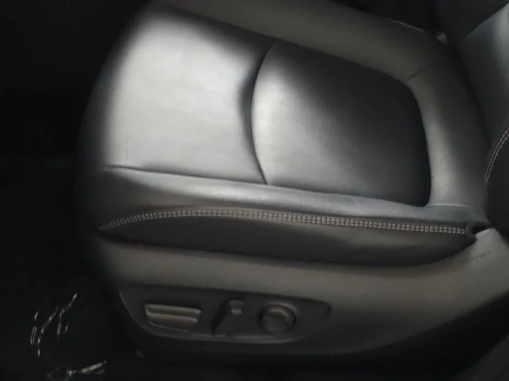 Used 2019 Silver Toyota XLE Premium image 30