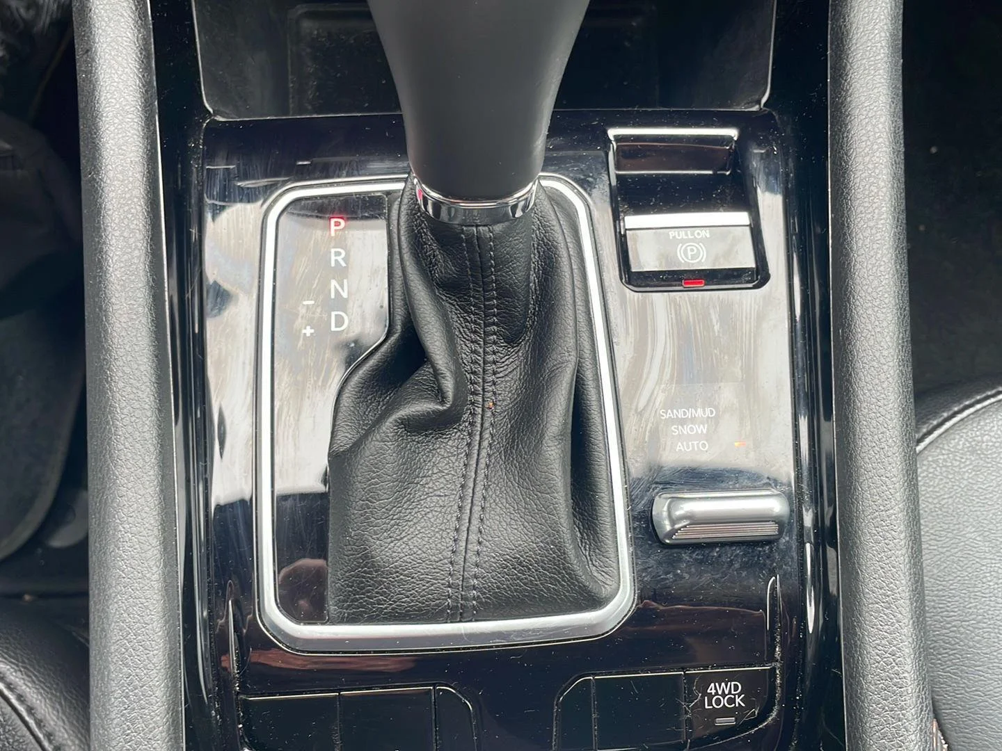 Used 2023 Laser Blue Pearlcoat Jeep Limited image 6