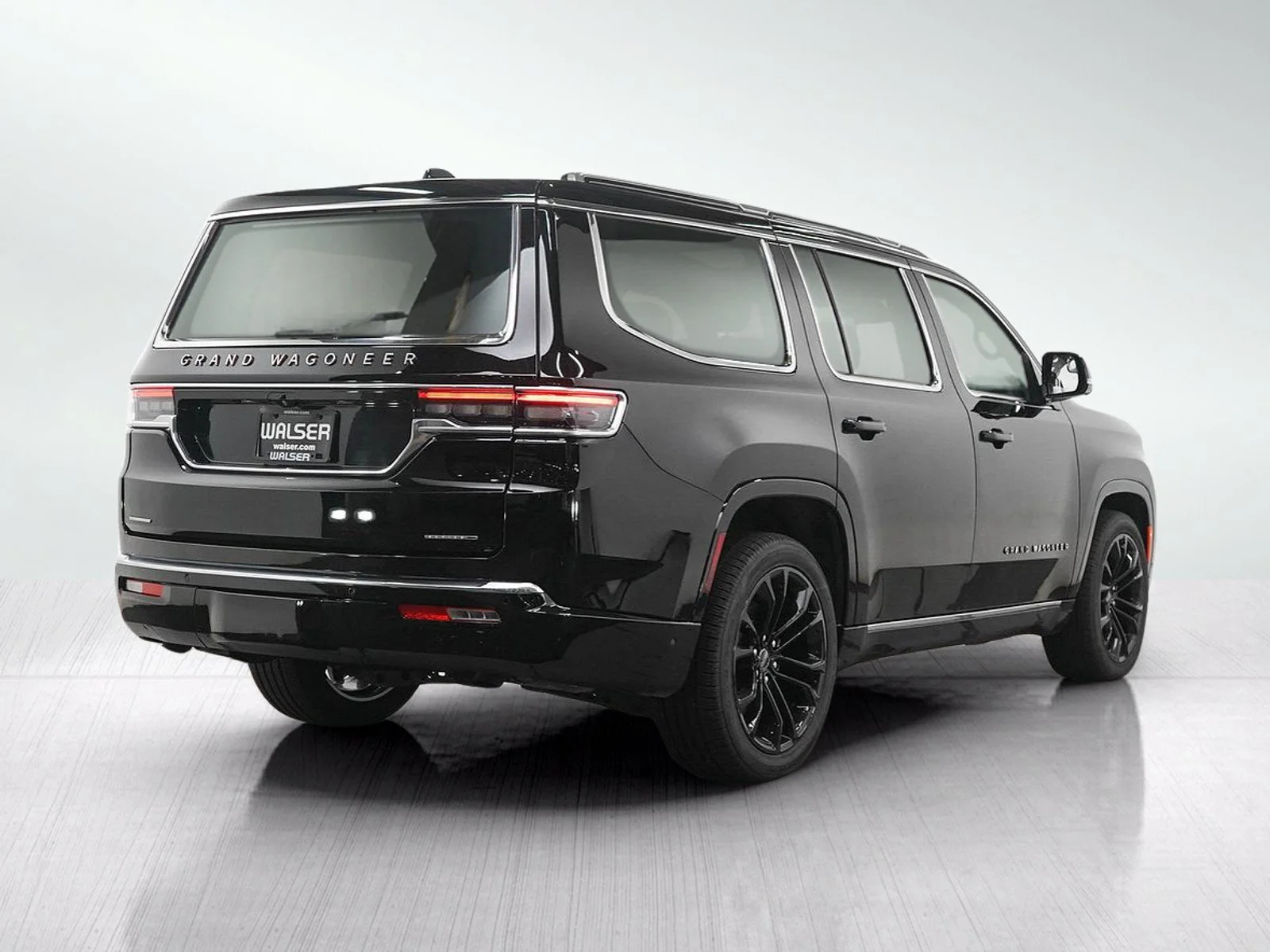 Used 2023 Diamond Black Crystal Pearlcoat Jeep Series III image 5