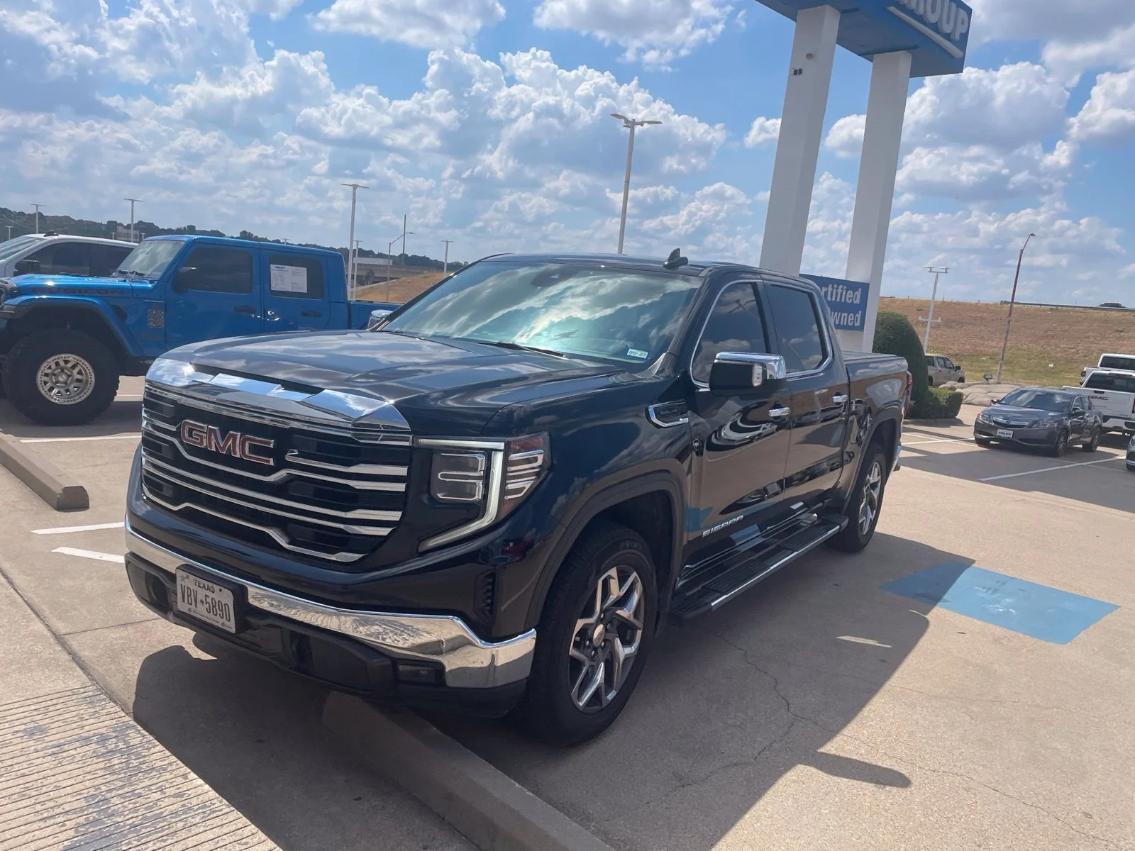 Used 2023 ONYX BLACK GMC SLT image 18