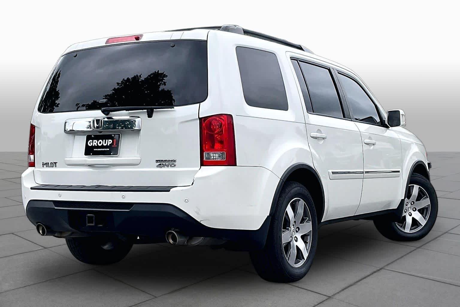 Used 2014 White Diamond Pearl Honda Touring image 12