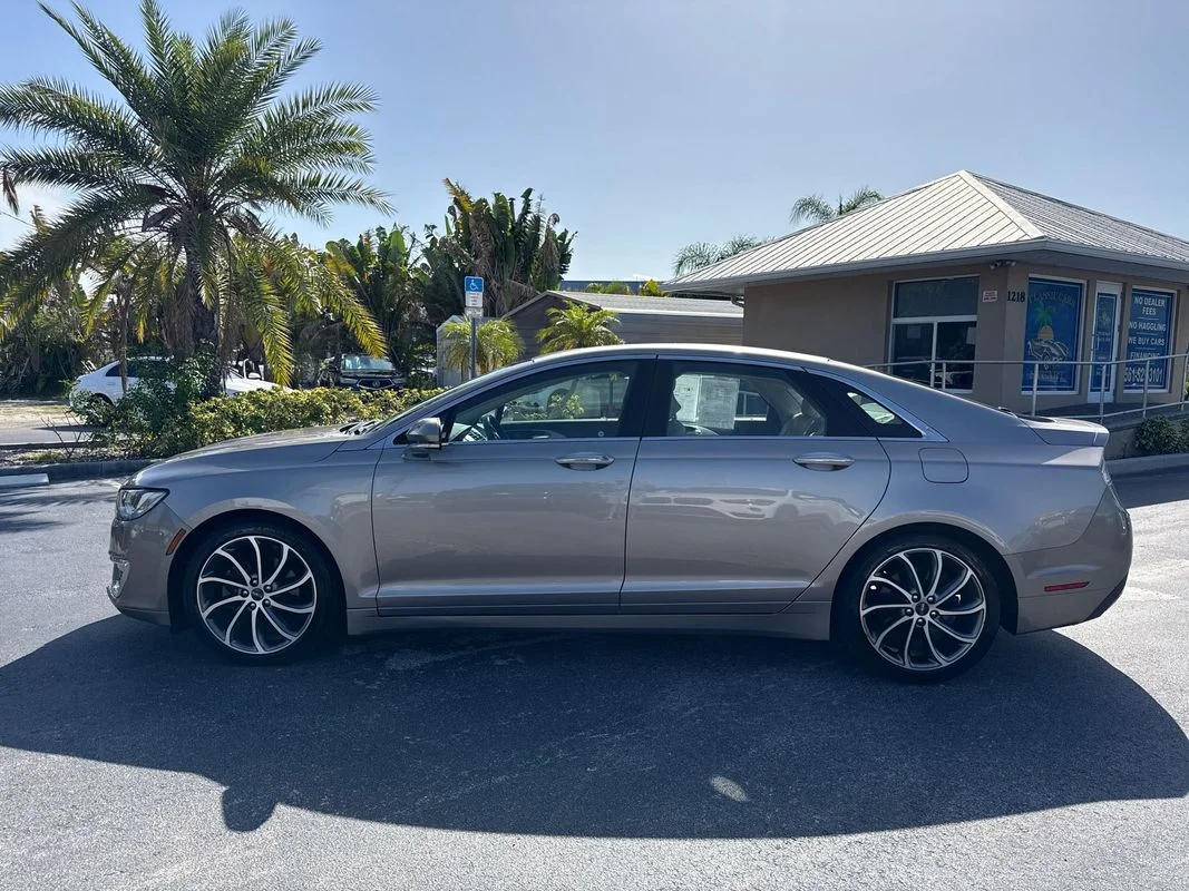 Used 2019  Lincoln Reserve I image 3