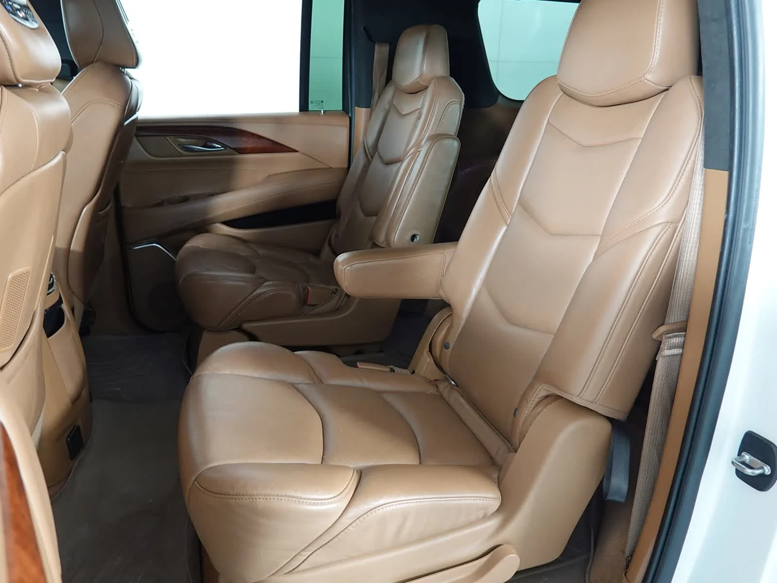 Used 2017 Crystal White Tricoat Cadillac Platinum image 13