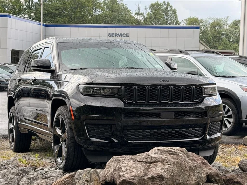 Used 2025 Black Jeep Altitude X image 16