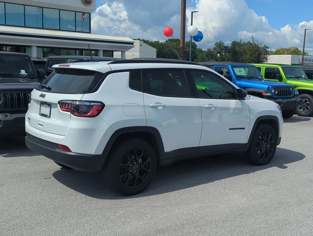 New 2026 Bright White Clear-Coat Exterior Paint Jeep Latitude image 7