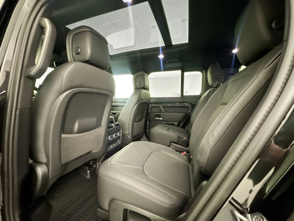 New 2026 Santorini Black Land Rover X-Dynamic SE image 23