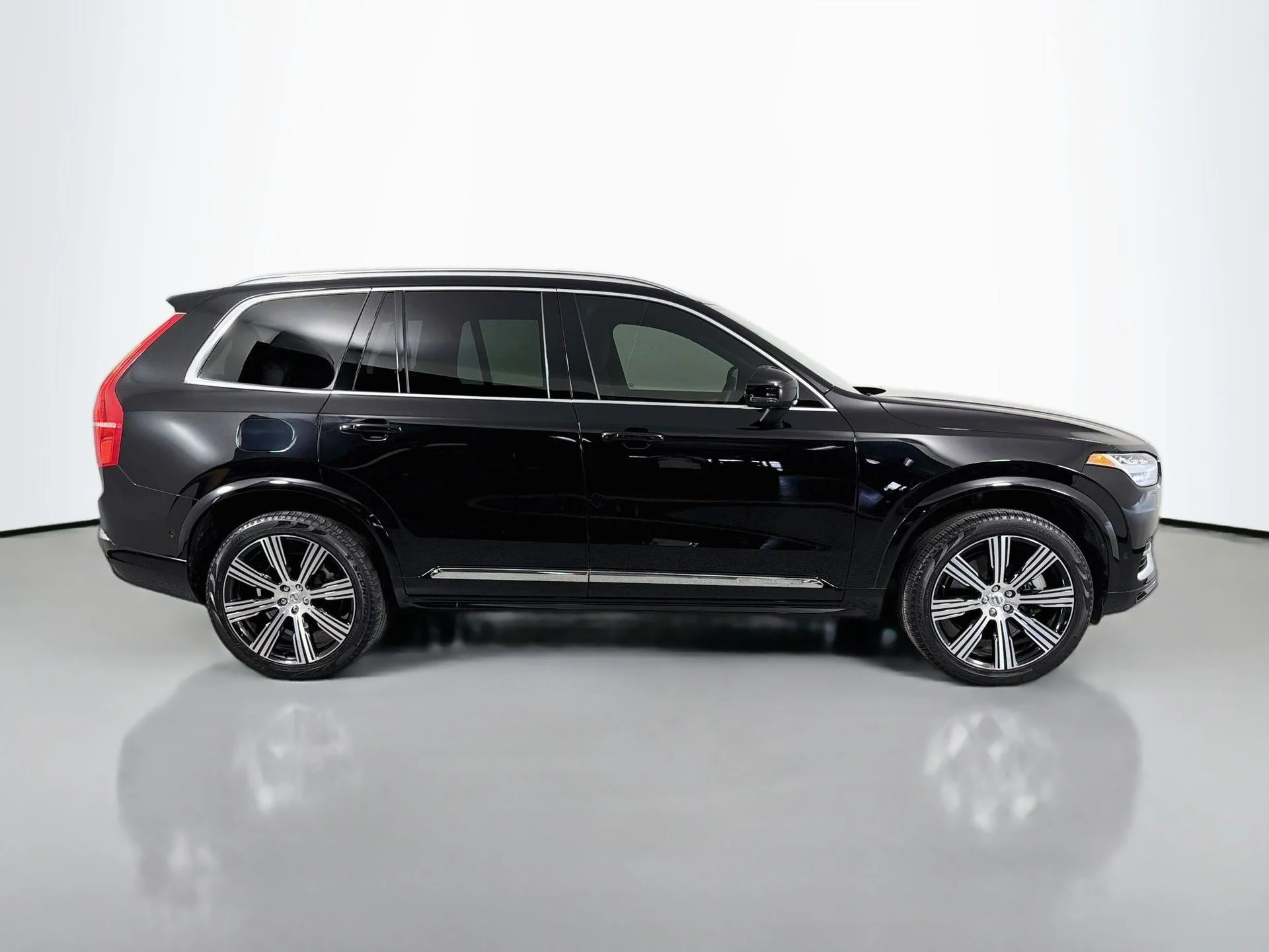 Certified Used 2023 Onyx Black Volvo Plus image 5