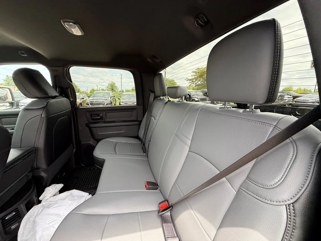 New 2026 Diamond Black Crystal Pearl-Coat Exterior Paint RAM Tradesman image 25