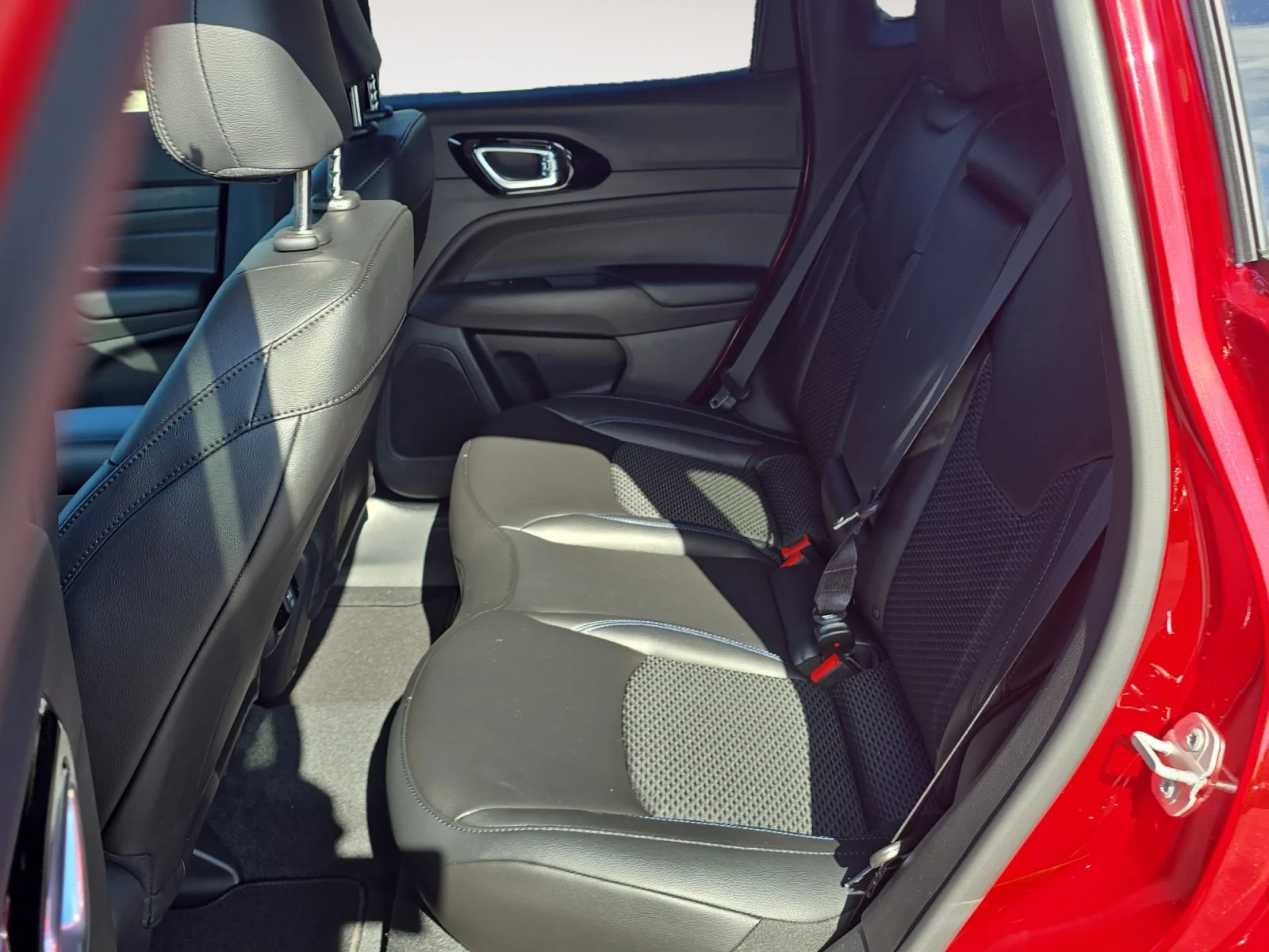 New 2026 Red Hot Pearlcoat Jeep Latitude Altitude image 22