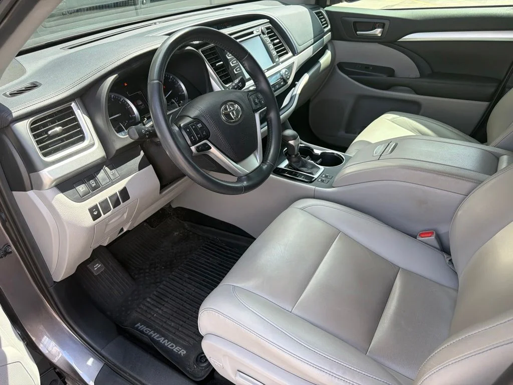 Used 2019 Gray Toyota XLE image 3