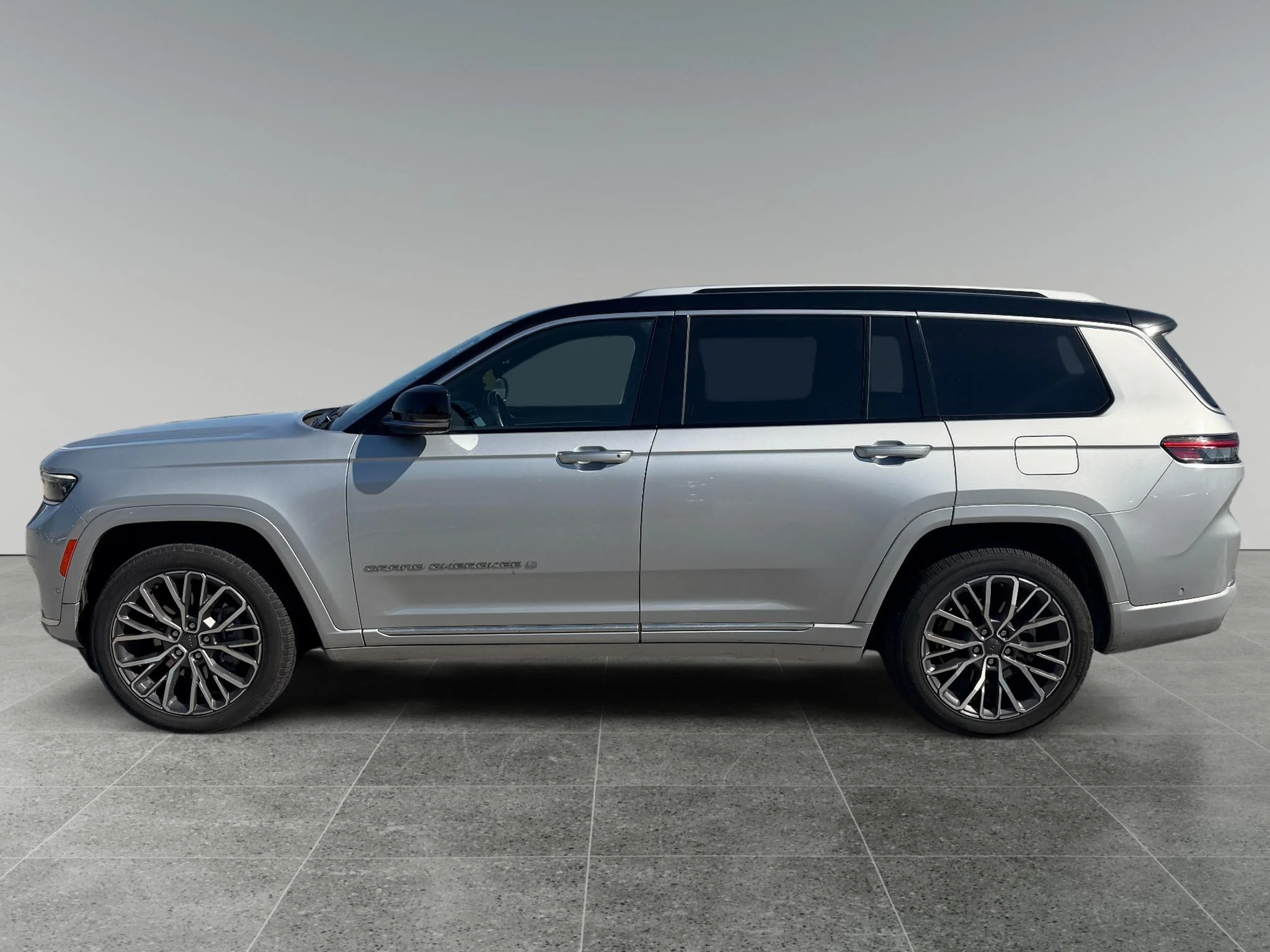 Used 2021 Silver Zynith Jeep Summit Reserve image 9