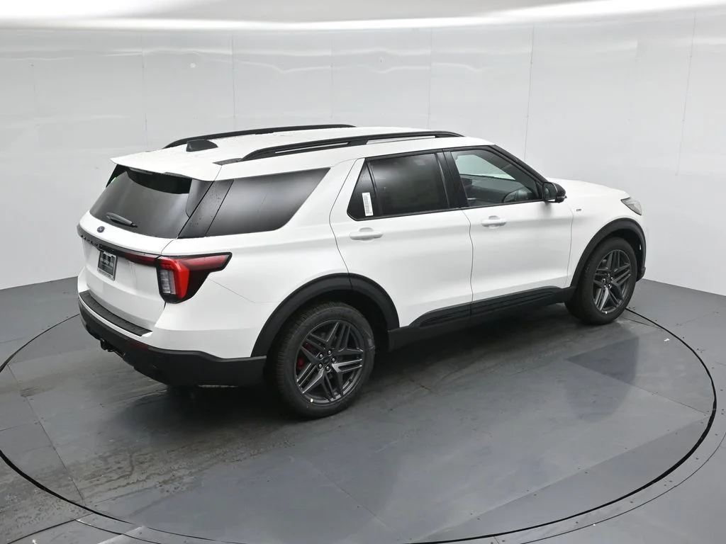 New 2026 Star White Metallic Tri-Coat Ford ST-Line image 40