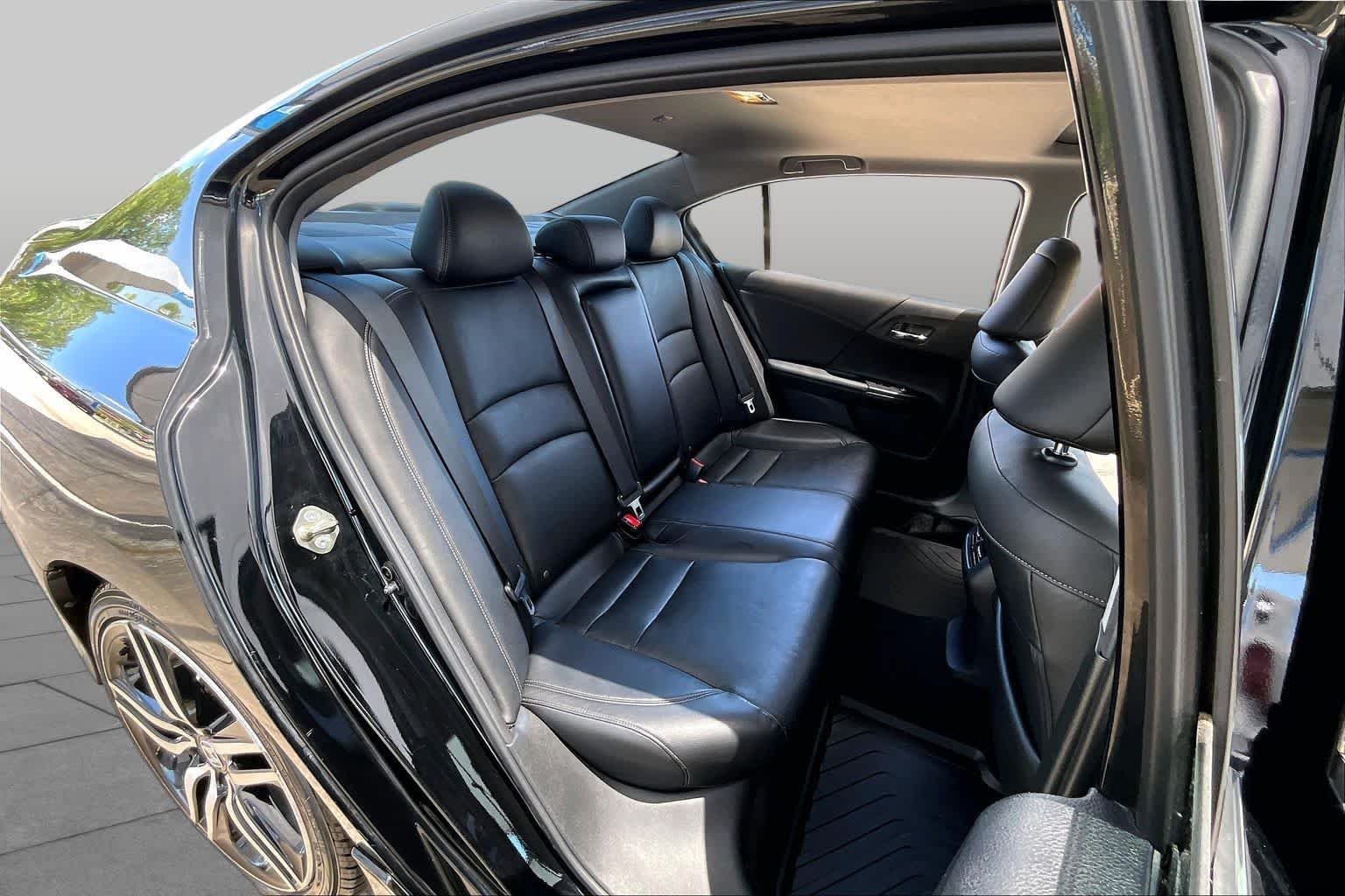 Used 2017 Crystal Black Pearl Honda Touring image 20